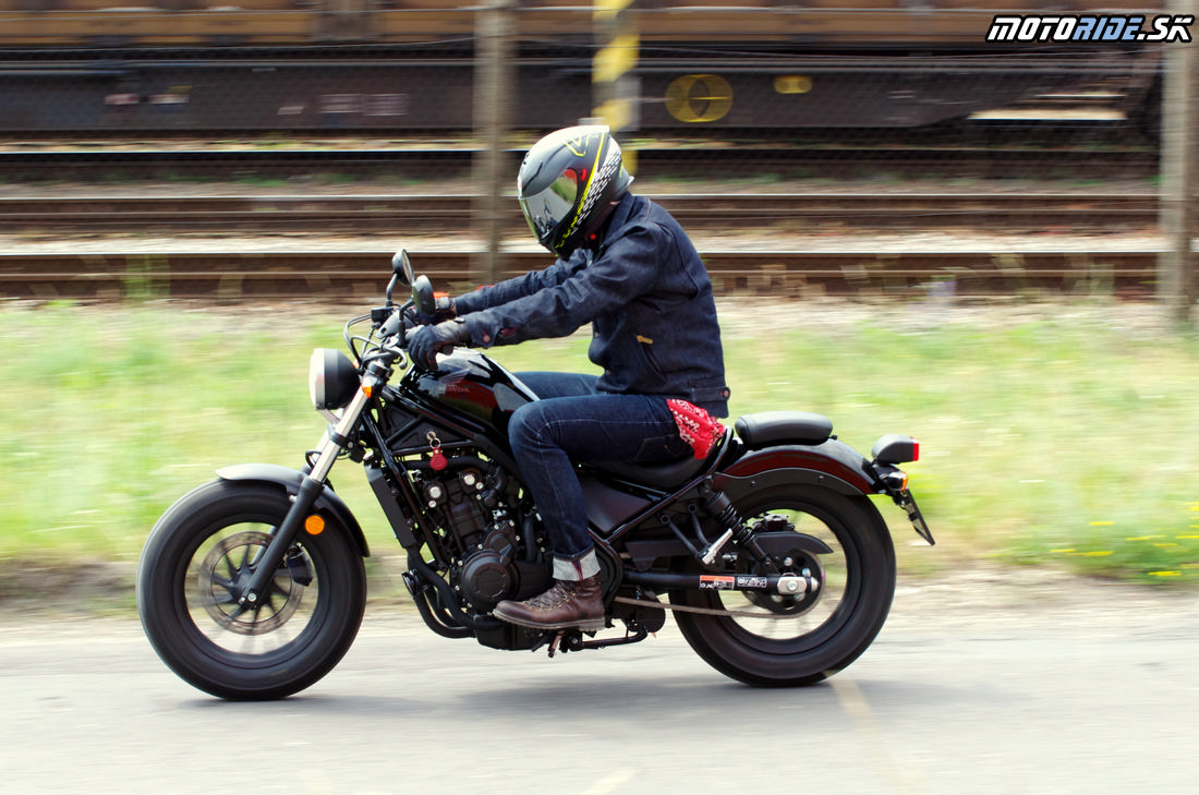 Honda Rebel 500 2017 - „baby“ bobber za krásne peniaze 