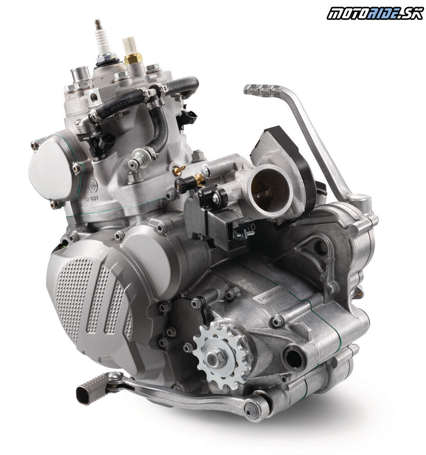 Motor - po bokoch valca sú viditeľná dva vstrekovače - KTM EXC 250/300 TPI 2018