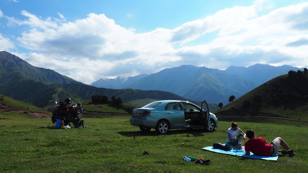 Piknik neďaleko Biškeku. Zaujme možno aj Toyota Yaris sedan