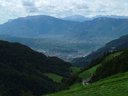Bolzano od severovýchodu, v pozadí rozpoznateľný traverz Mendelpassu