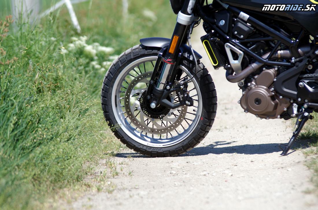 Rozmerný predný kotúč hravo motorku spomalí -  Husqvarna Svartpilen 401 2018