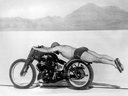 Rollie Free (Vincent HRD Black Lightning) a jeho úspešný rýchlostný rekord v plavkách na soľných rovinách Bonneville v Utahu