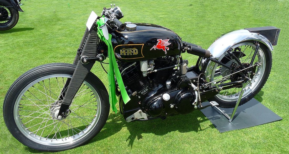 Motocykel Vincent Black Lightning na ktorom Rollie Free v roku 1948 spravil rýchlostný rekord vystavený na Pebble Beach v roku 2009