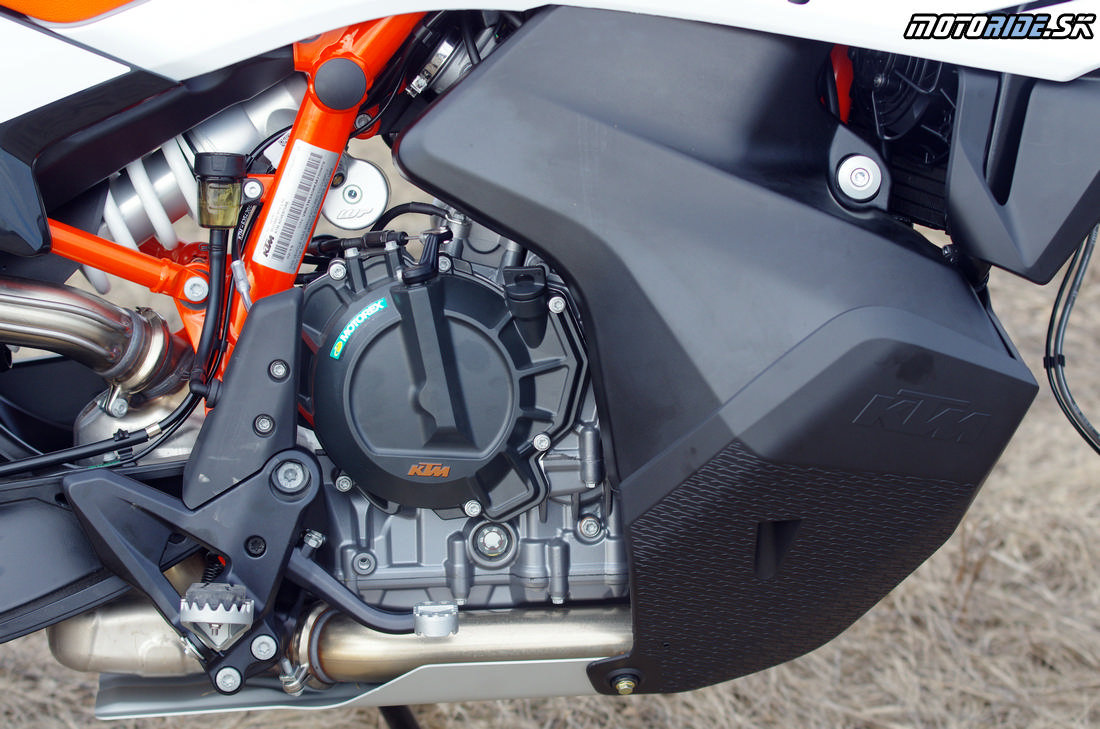 Motor a dole položená palivová nádrž s plastovým padacím krytom - Prvé dojmy z jazdy na KTM 790 Adventure R 2019