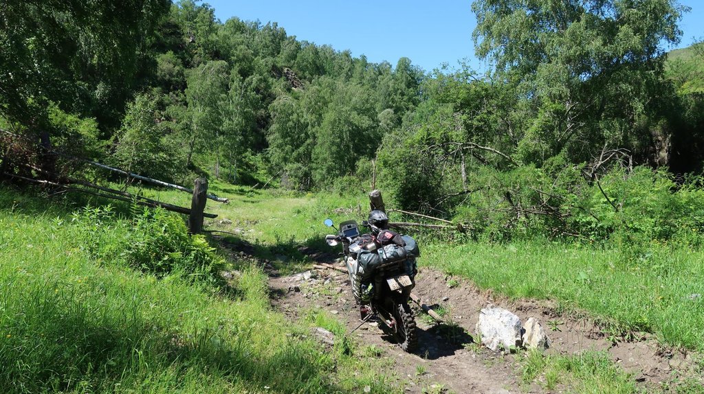 Otvor si závoru, prejdi a zavri za sebou. Cesta do Kaspy