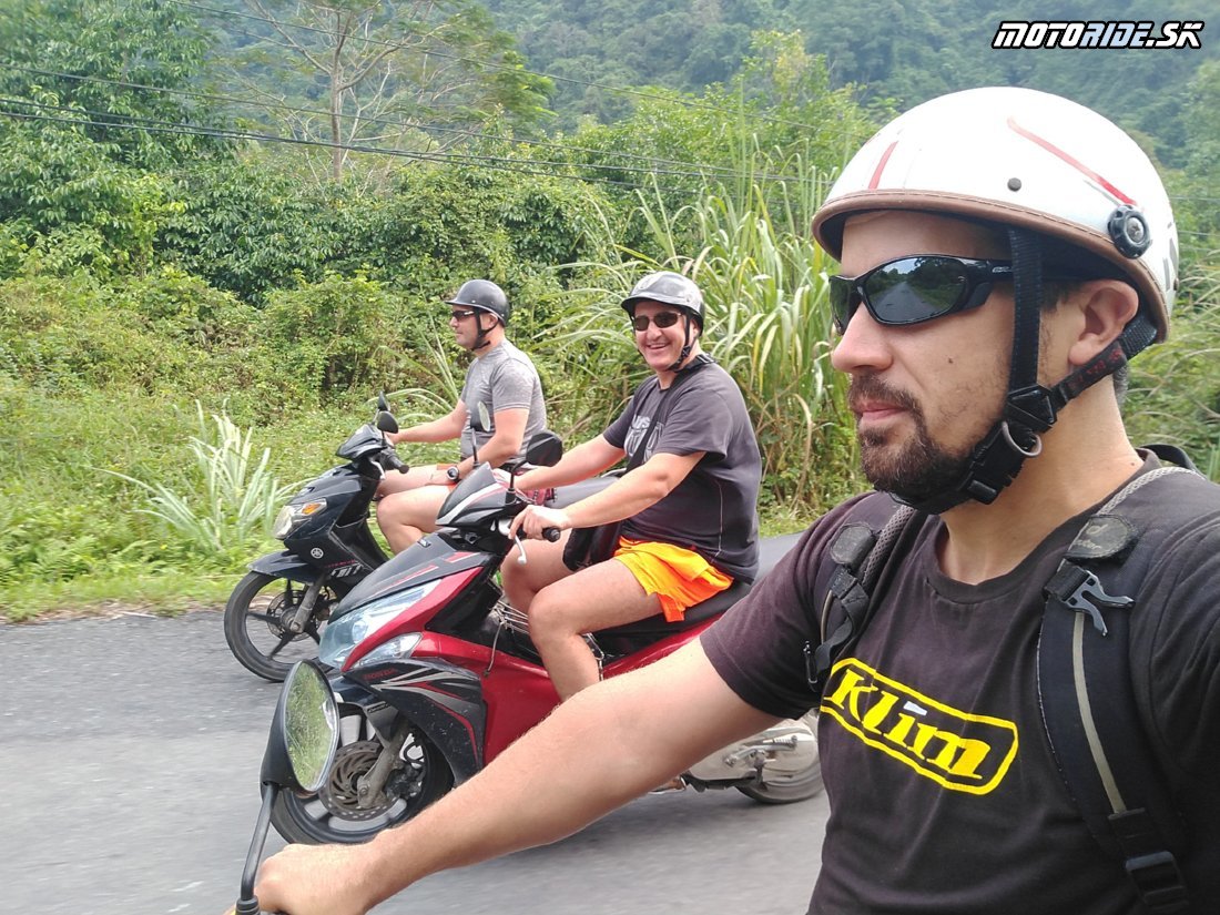 Znovu na motorkách - ostrov Cat Ba, geocache, jaskyňa prerobená za vojny na nemocnicu a pagoda na mori - Naživo: Vietnam moto trip 2019