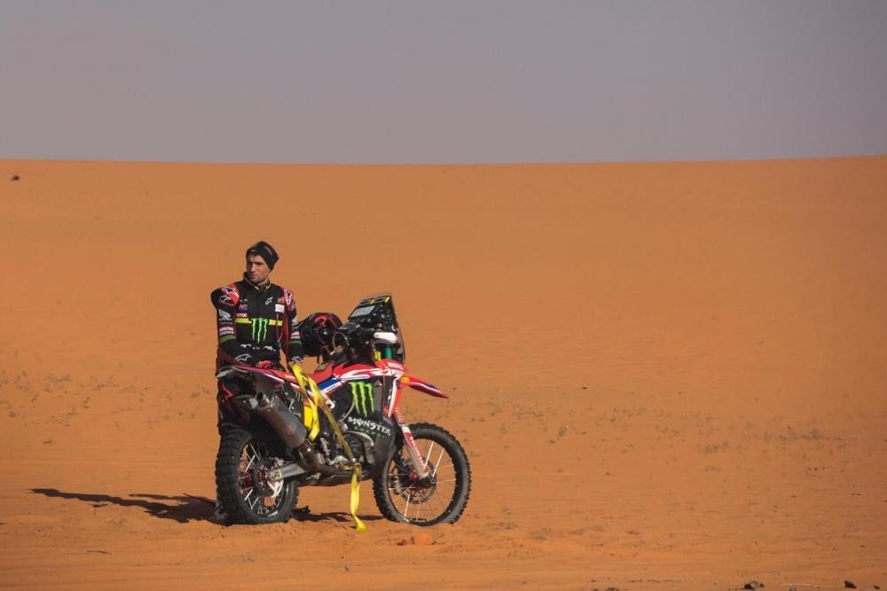 Kevin Benavides čaká na niekoho kto ho odtiahne do cieľa - Dakar 2020 - 6. etapa -  Ha`il - Riyadh