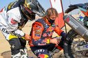 Toby Price opravuje pneu po maratónskej etape - Dakar 2021: 7. etapa - Ha'ik - Sakaka