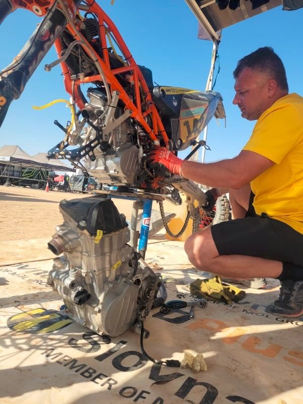 Štefan Svitko musí meniť motor - Dakar 2022 - 9. etapa - takmer nedokončil etapu - penalizácia 15 min