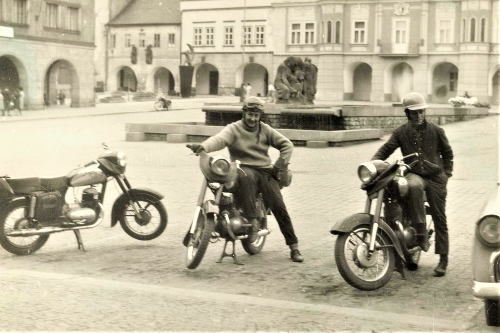 jazdci zo Šarfie (Blatné) na výlete v Čechách p. Belko, p. Šarmír 60-te roky