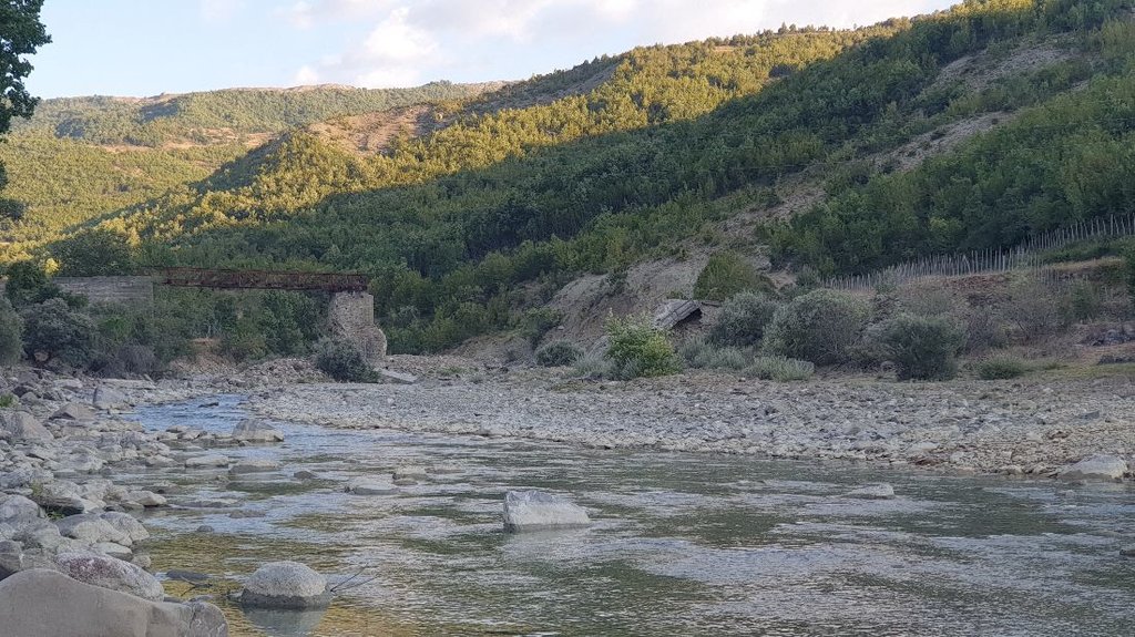 Cesta z Ujë Bardhë do Frashër, Albánsko 2 - zrútený most cez rieku Osum