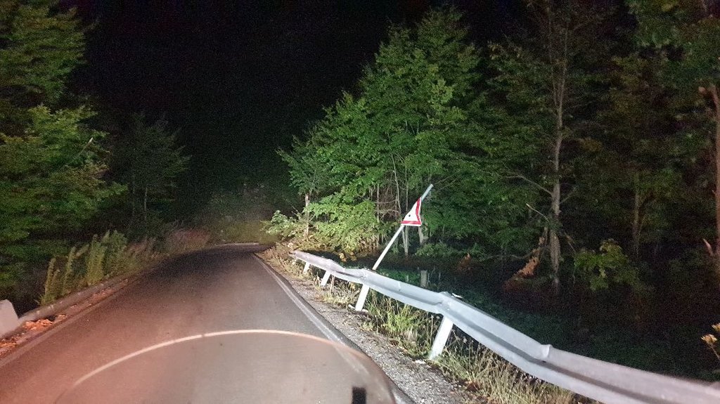 Cesta z Thethu do Bogë, Albánsko a pováľané zvodidlá od snehovej nádielky