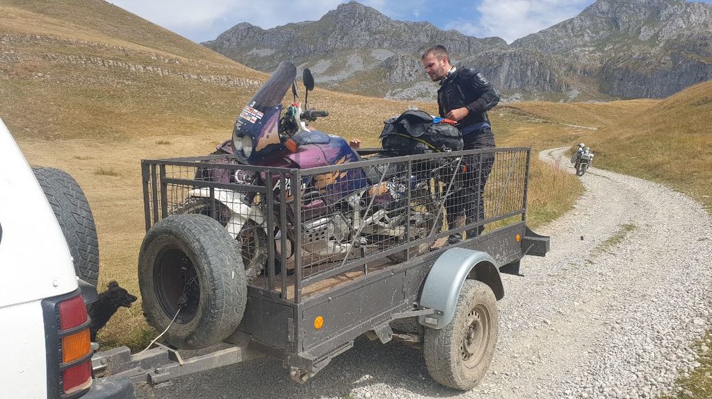 TET Čierna Hora - cesta od  Kapetanovoho Jezera do Kolašinu 3 - nakladanie moto