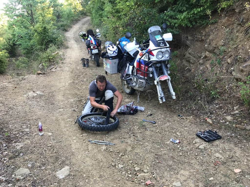 Cesta k Čiernemu chrbátu, Albánsko 2 - oprava defektu