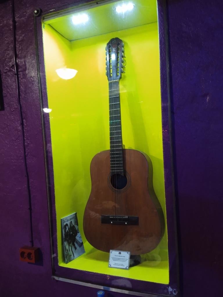 ...gitara Viktora Coja v klube Kamčatka