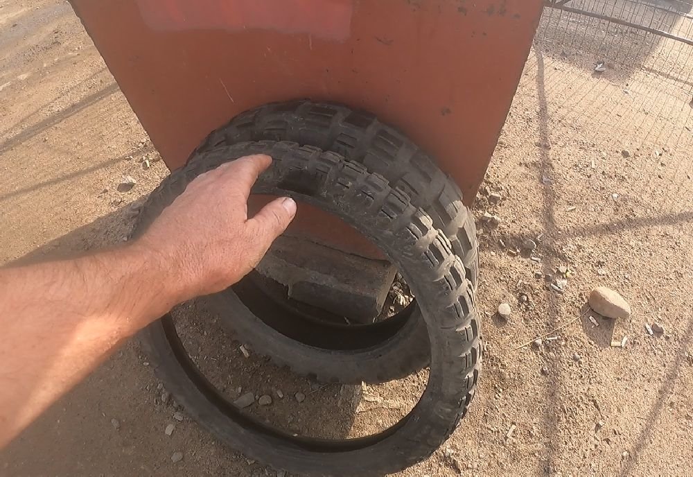 ...tu končia moje pneumatiky...pri smetiaku..