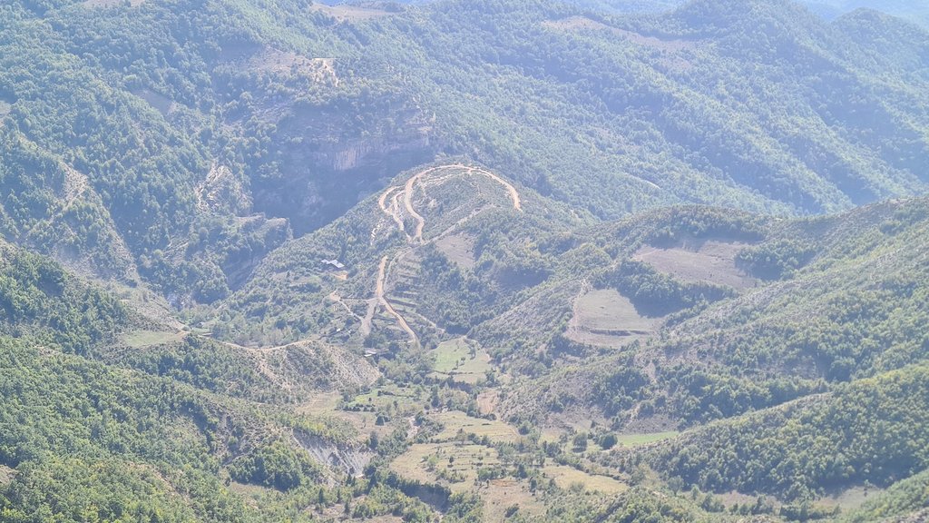 Kaňon Kamenckës, Albánsko - pohľad z hrebeňa 2