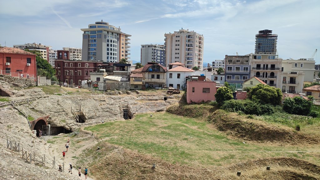 5.6.Amfiteáter  Durrës pre 20.000 ľudí. A ten ružový dom...hanba.