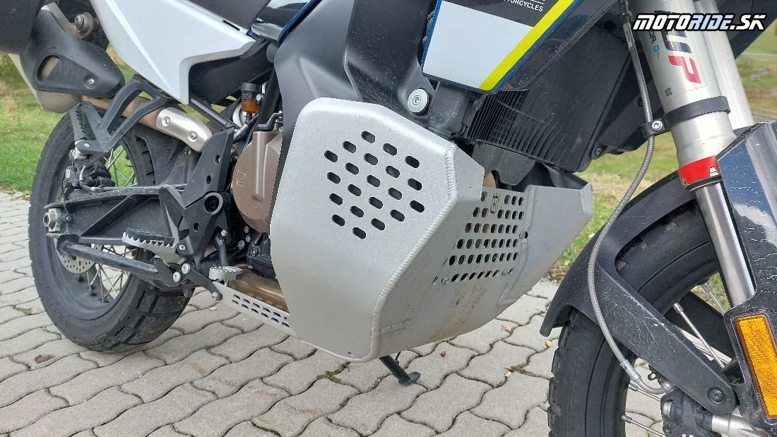 Skvelá ochrana motora - Husqvarna Norden 901 Expedition - Alpská porovnávačka 2024