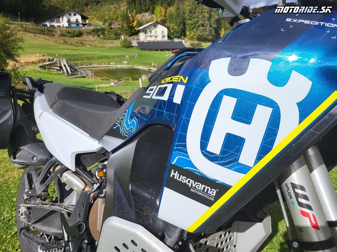 Brutálna grafika - Husqvarna Norden 901 Expedition - Alpská porovnávačka 2024