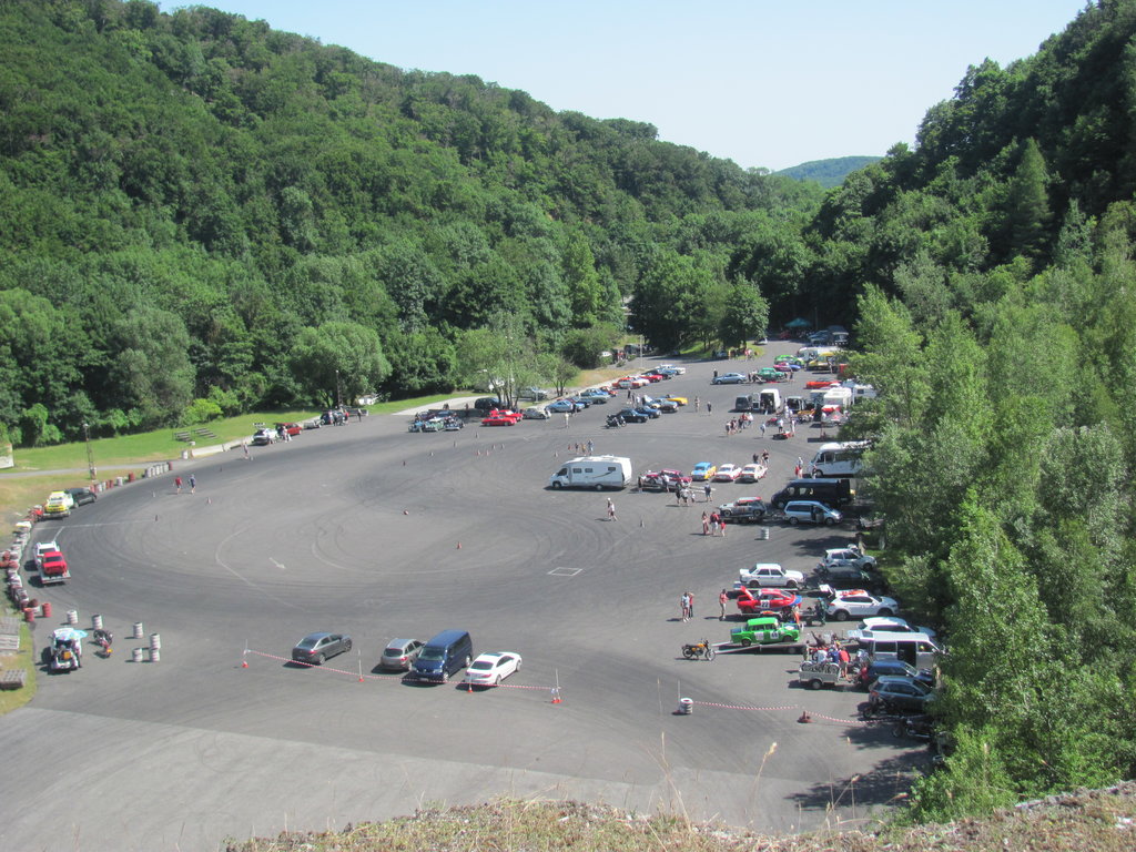 v mojich spomienkach bola dole supermottardová trať, či umelé prekážky z paliet s tehlami