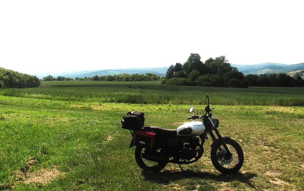 na ľavo je cesta na výpadovku a v popredí bývalá železničná stanička