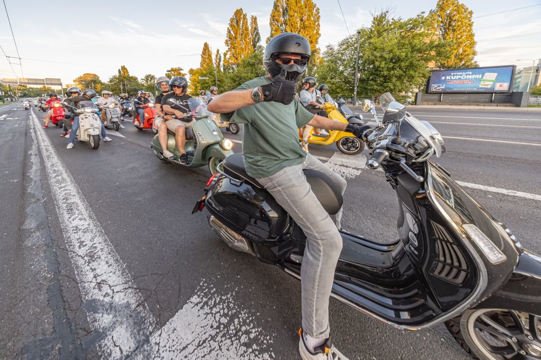 23.07.2025 19:06 - Viac ako 50 Vespistov prinieslo do ulíc Bratislavy ducha La Dolce Vita