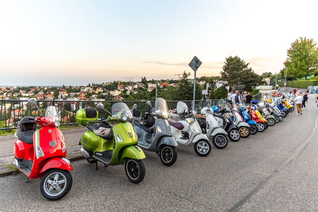 23.07.2025 19:36 - Viac ako 50 Vespistov prinieslo do ulíc Bratislavy ducha La Dolce Vita