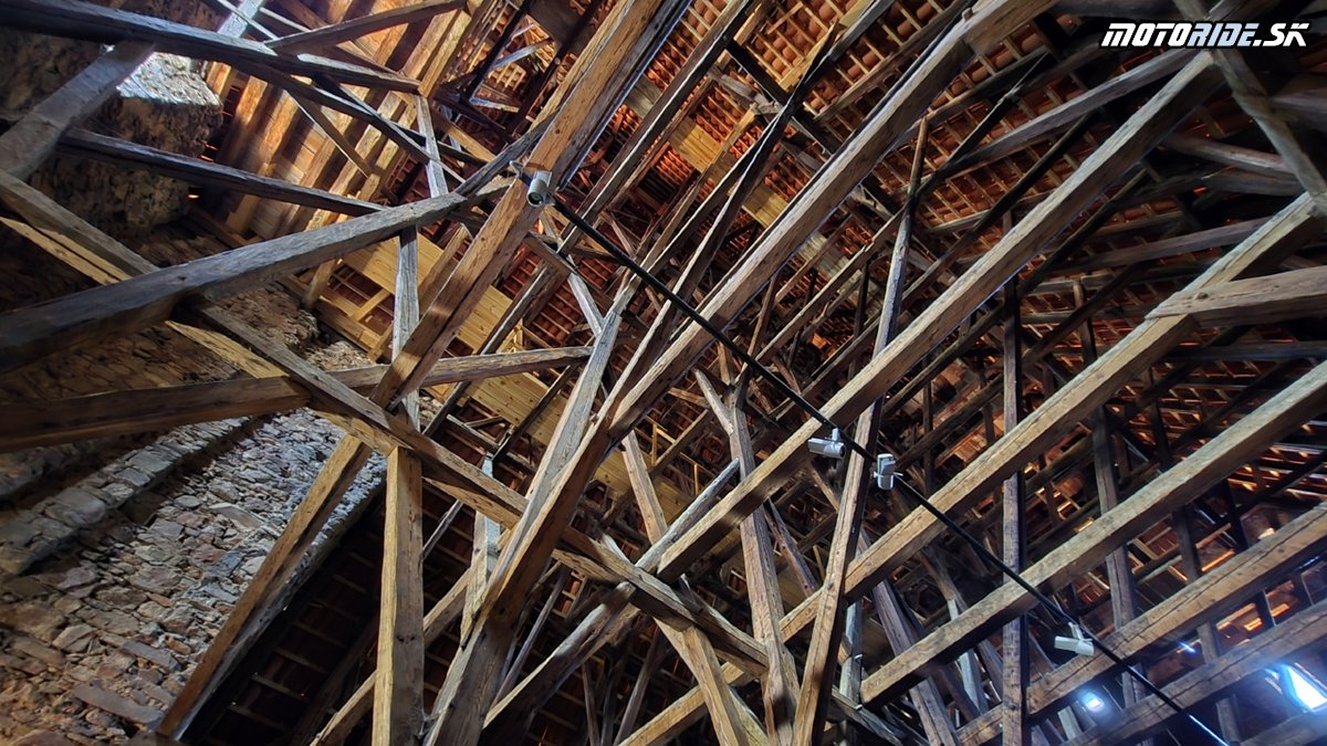 Pôvodný, neskoro gotický, vysoký strmý krov kostola - Prachatice - výhľad z veže kostola  - Bod záujmu