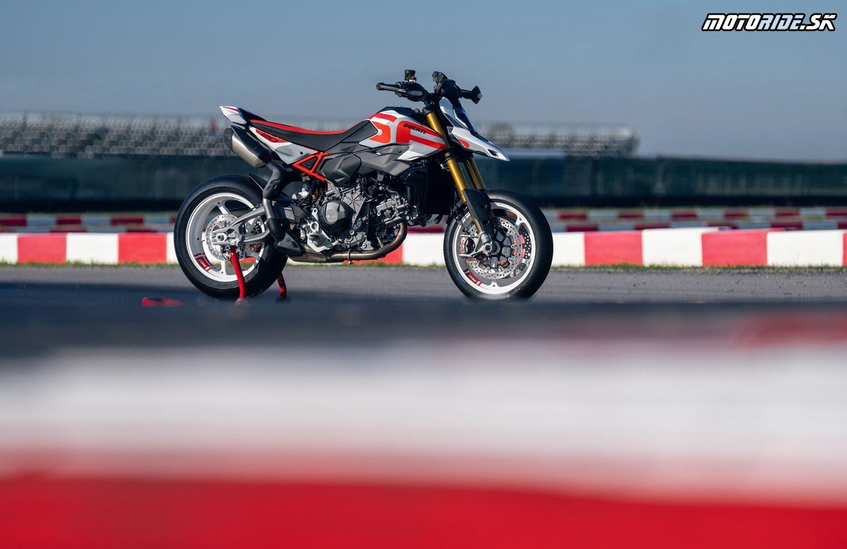 MY26 HYPERMOTARD V2S STATIC ON LOCATION UC873981 Mid