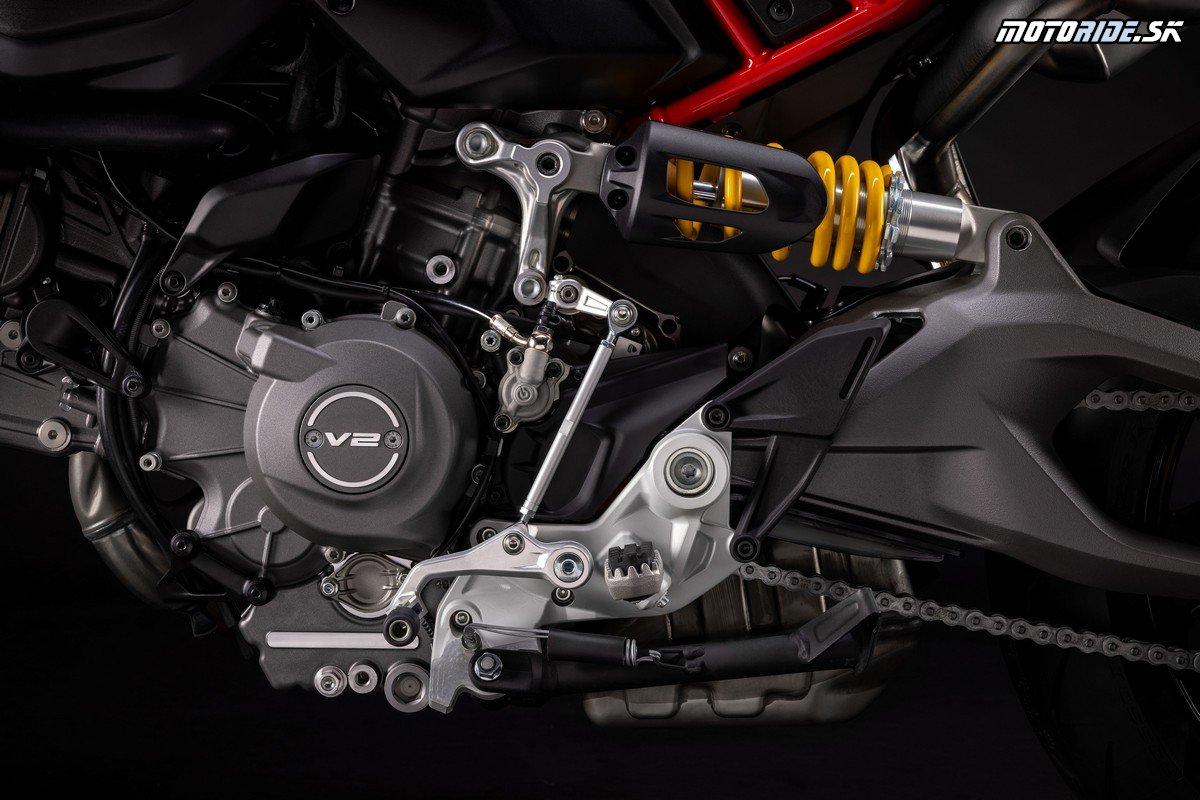 MY26 HYPERMOTARD V2 DETAILS  10  UC873931 Mid