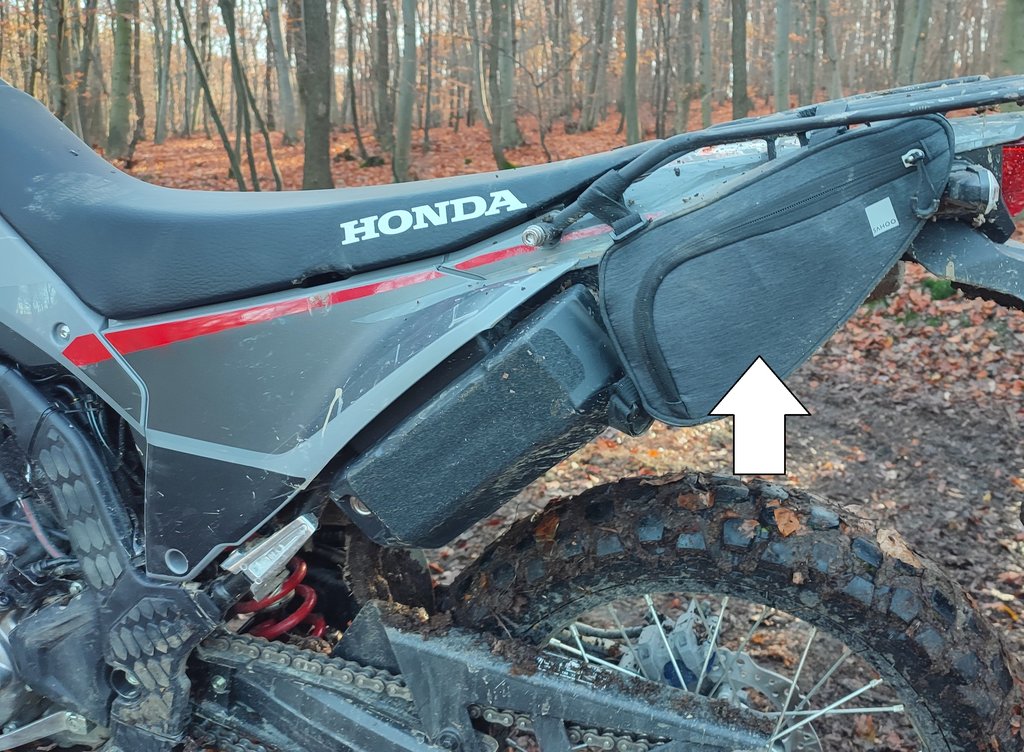 13. Lekárnička. Cyklotaška, vnútri tašky pripevnená skrutkov, ktorá drží nosič.