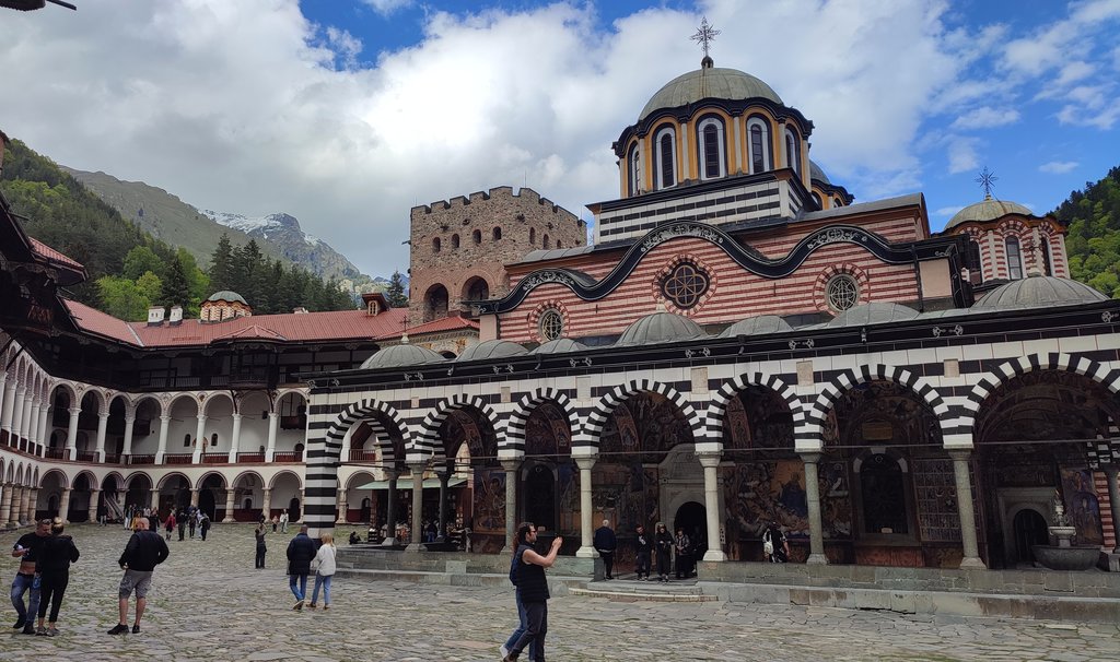 16. Rilsky monastier. Je 18.máj, sneh na pohorí.