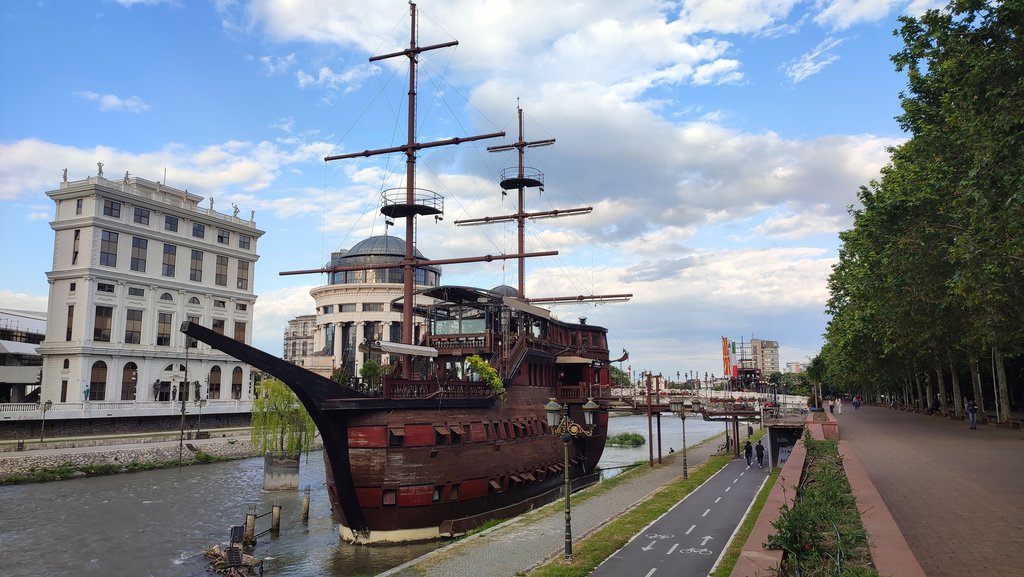 30. Skoje. Voda má  30 cm. Za loďou je aj identický vrak