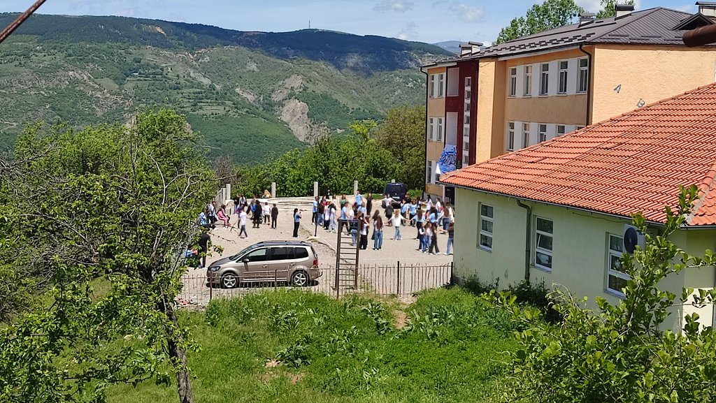 33. Škola, ešte asi v Macedónsku, nie som si istý. Škoda toho smetia na školskom dvore. Všade dookola krásna príroda.