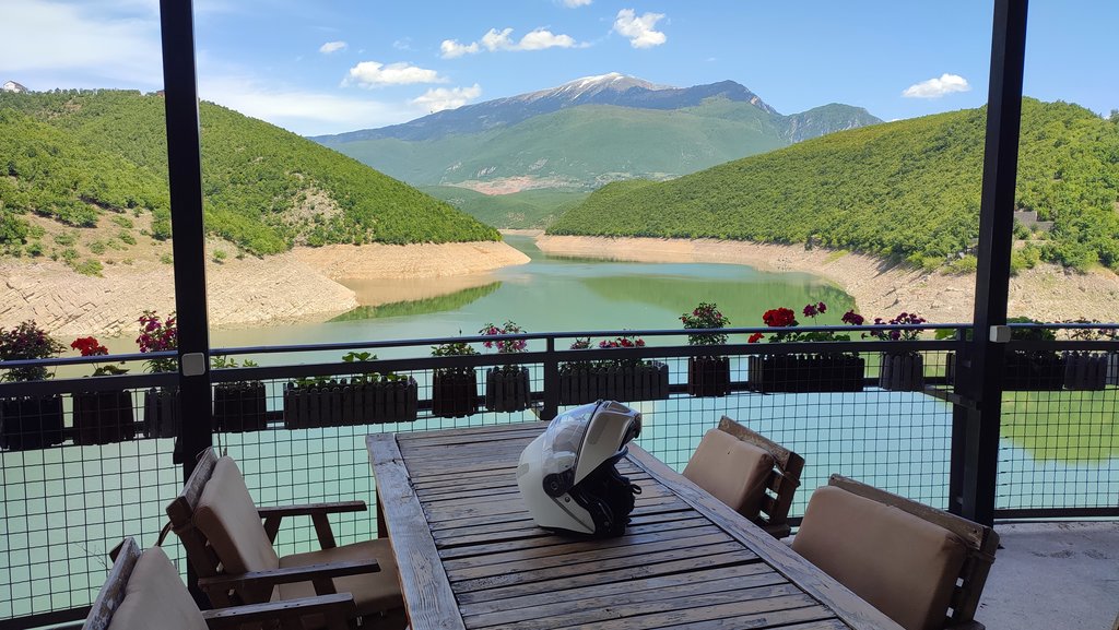 35. Ľahký obed pár km nad Kukes.