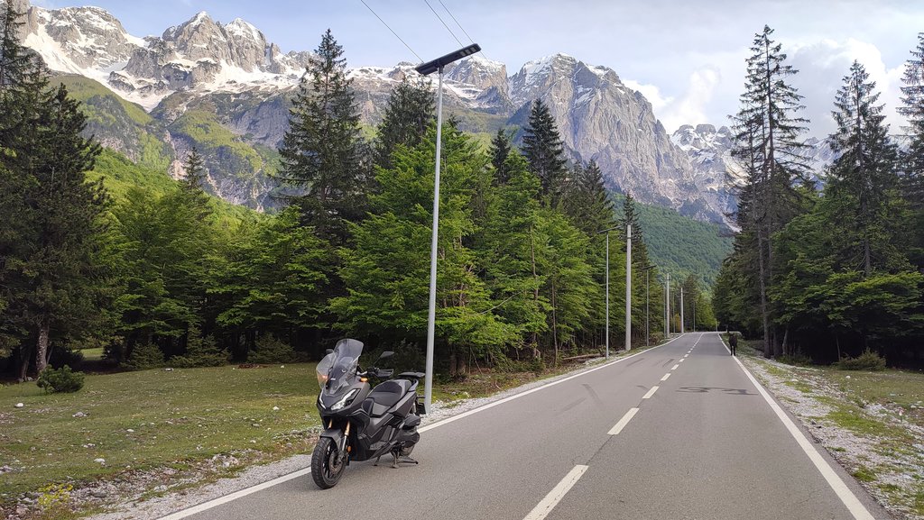 38. Valbone.  O 1 km končí cesta. Ale keby si bol blázon tak po 8-10 km cez tie hory je Theth.