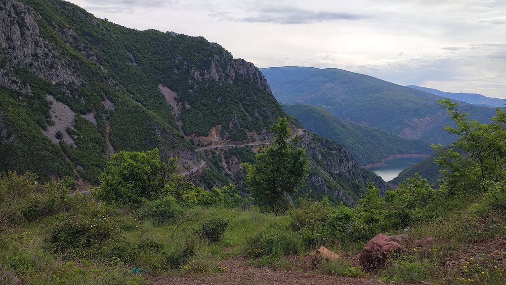 42. Že sa u nás ťažko stavajú cesty a tu.