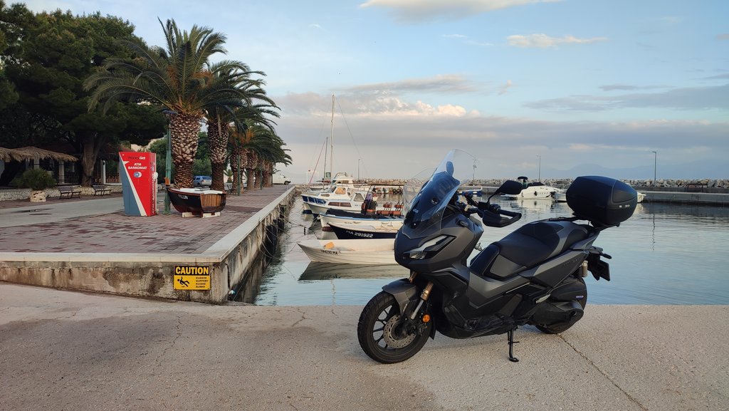 43. Nocujem v obľúbenej dedinke.