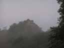 Drakulov pravý hrad ponorený v hmle...