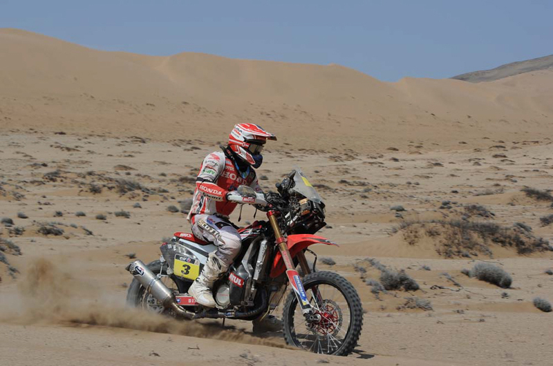 Dakar 2014 - 12 etapa - S takto rozbitou Hondou bojuje ešte teraz v dunách Joan Barreda Bort aby ju dostal do cieľa. Barreda je v celkovom poradí na 2. mieste, odstúpenie z Dakaru v predposlednej etape by bolo veľkou smolou...