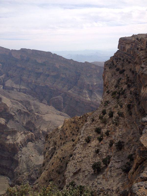 Grand canyon Omanu, offroad okolo najvyssej hory, brusenie stupaciek po sirokych cestach a kemp pri Ibri