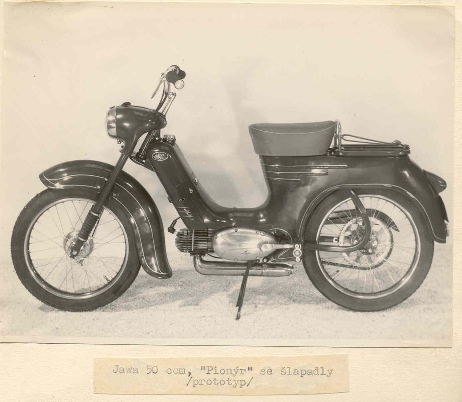 pražský moped tváriaci sa ako Pionier 555