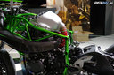 Kawasaki Ninja H2R 2015 kompresor vháňa natlakovaný vzduch do hliníkového airboxu - Výstava EICA Miláno 4.11.2014