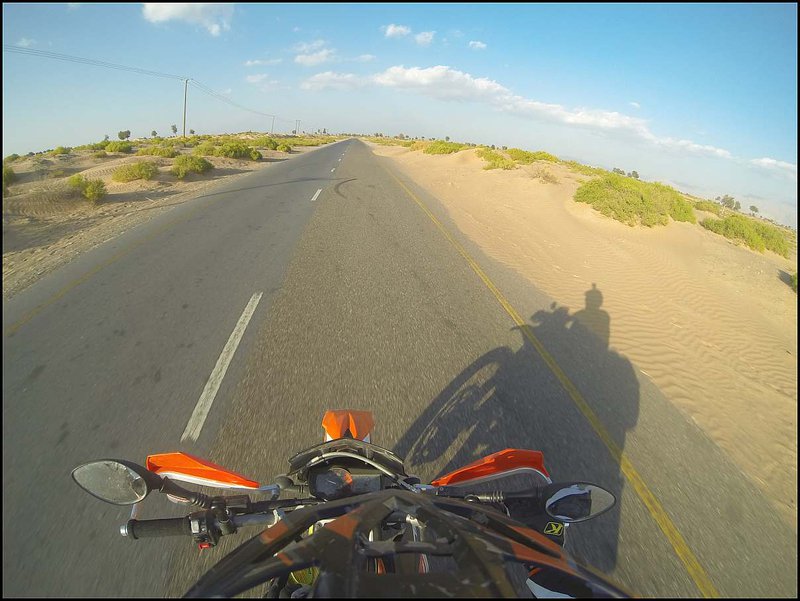 Po asi 200 km sme opäť na asfalte a ako sa približujeme k Wahibe, na ceste je viac a viac piesku.