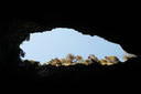 Čln vplával do jaskyne a hore v jej strope sa zjavilo takéto prirodzené osvetlenie.