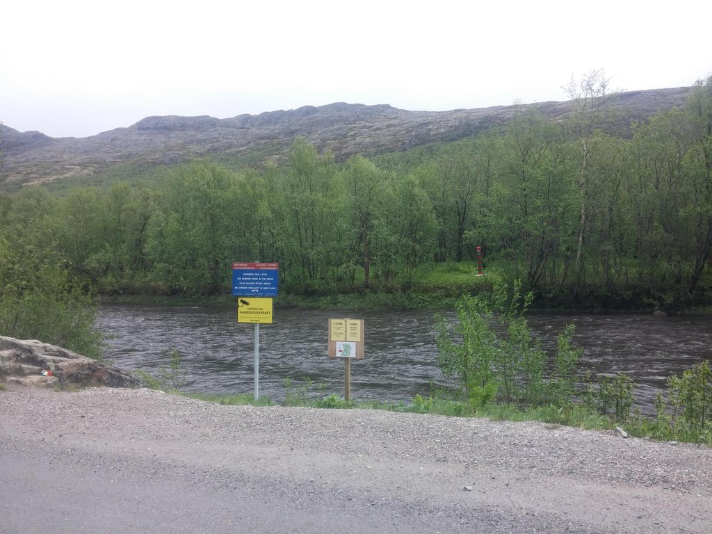 Hranica Nórska a Ruska v rieke. Ja som v nórsku a na druhej strane je vidno hraničný pilier v rusku