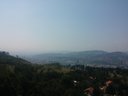 Sarajevo z výšky. Všimnite si obstavané kopce