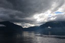 Temný? Sognenfjorden - najvačší? zo všetký?ch fjordov sa tiahne až 200 km do vnú?trozemia
