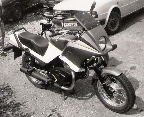  Takto vyzerala Jawa 350 v r. 1986 od Slížikovcov. Design inšpirovaný Suzuki, dielenské spracovanie perfektné